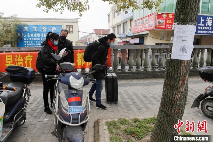 上海金桥劳务市场门前张贴了许多线上招聘广告。　殷立勤 摄